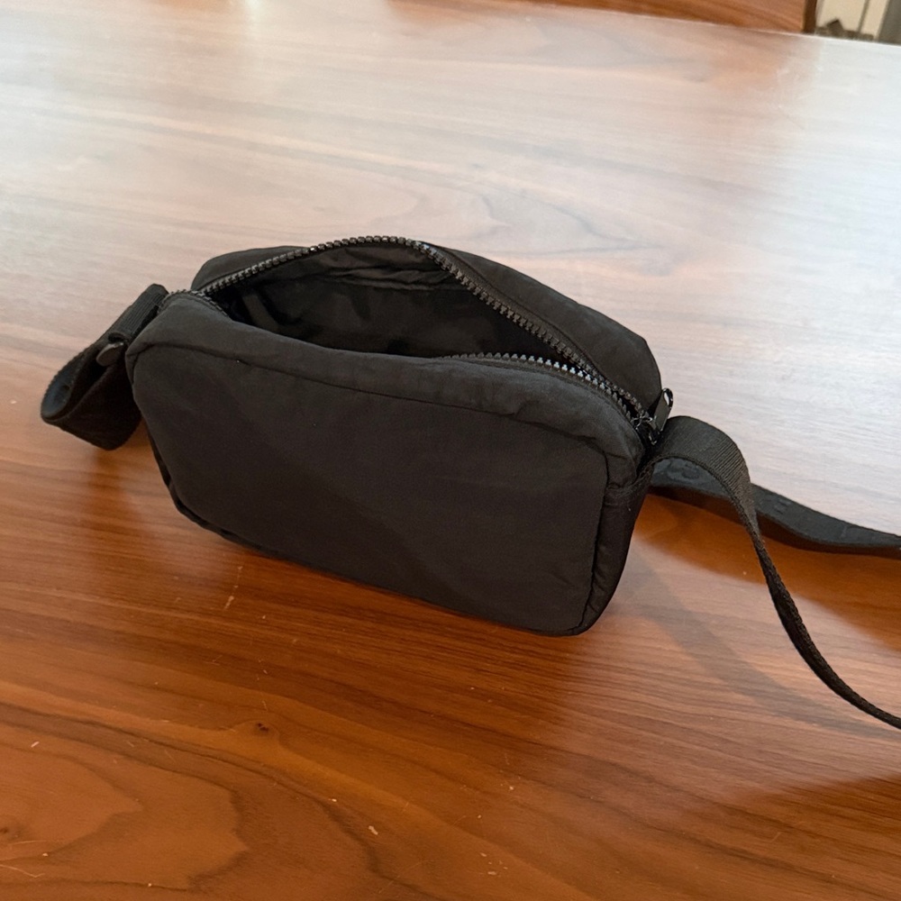 BAGGU Sleek Black Belt Bag